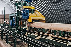 Process of machining logs in a machine